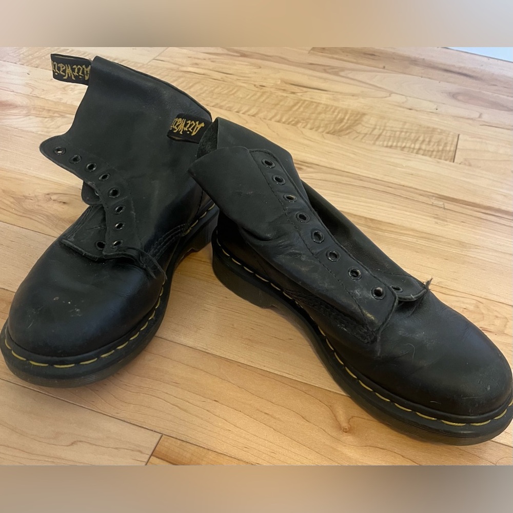 20% OFF 2+ BUNDLES! Dr. Martens Air Wair Boots. Black. Sz 8 *chk measurements